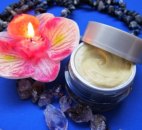 コロンやトワレよりも便利で使いやすい練り香水