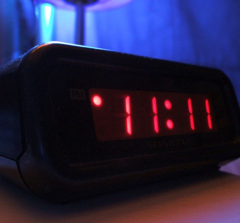 目覚まし時計(アラーム付きデジタル時計)